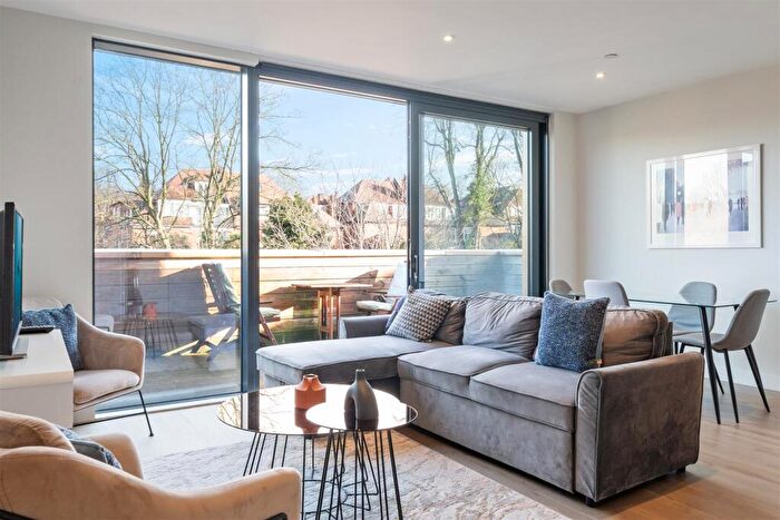 3 Bedroom Apartment To Rent In Finchley Road, Hamptead, London, NW3