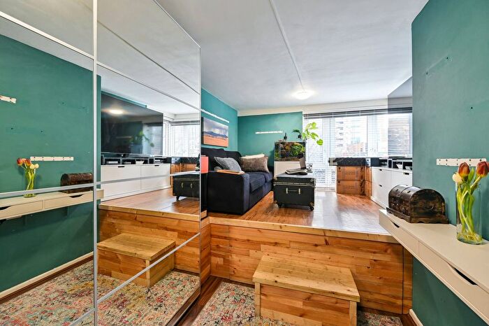 2 Bedroom Flat To Rent In Rockingham Street, Elephant And Castle, London, SE1