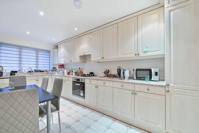 2 Bedroom Flat To Rent In Forty Avenue, Wembley, HA9