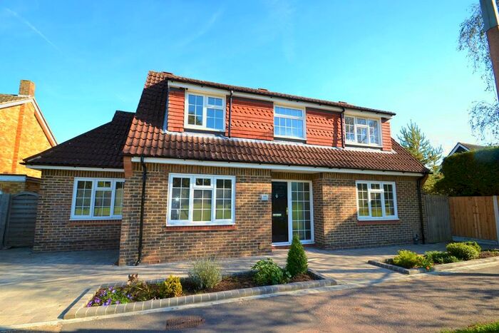 3 Bedroom Detached Bungalow To Rent In Orchard Drive, Park Street, St.Albans, AL2