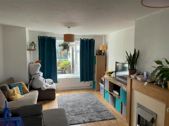 3 Bedroom Semi-Detached House To Rent In Roche Close, Leicester LE2