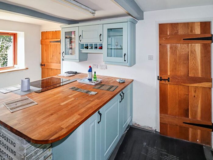 2 Bedroom Semi-Detached House For Sale In Briestfield Road, Briestfield, WF12