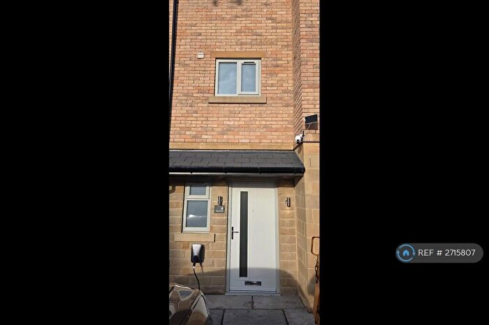 5 Bedroom Semi-Detached House To Rent In Weavers Place, Brighouse, HD6