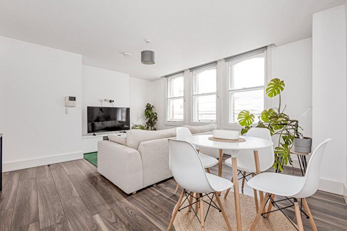 2 Bedroom Flat To Rent In St John's Road, Battersea, SW11