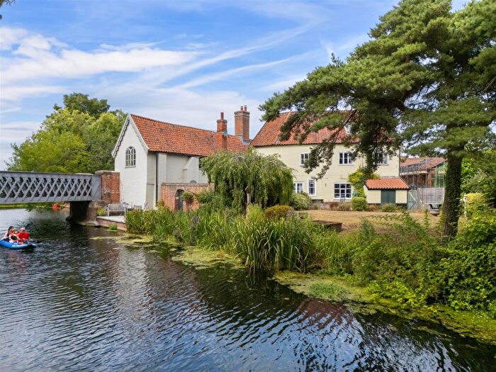 4 Bedroom Semi-Detached House For Sale In Ditchingham Dam, Ditchingham, NR35