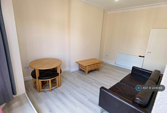 4 Bedroom Flat To Rent In Pen-Y-Lan Road, Cardiff, CF24
