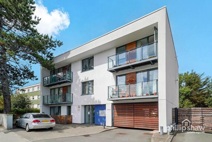 2 Bedroom Flat For Sale In Kenton Road, Harrow, HA3