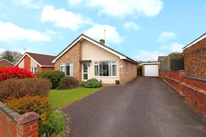 2 Bedroom Detached Bungalow For Sale In Richlans Road, Hedge End, SO30