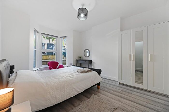 2 Bedroom Flat For Sale In Chaucer Road, London, W3