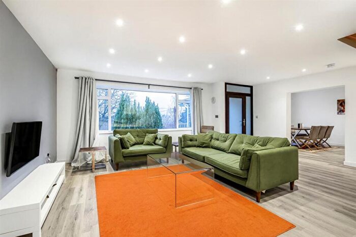 4 Bedroom Bungalow For Sale In Cliff End, CR8