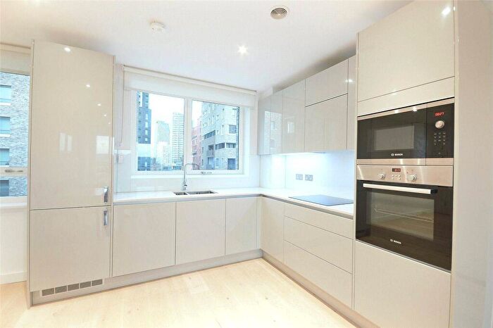 2 Bedroom Flat To Rent In Walworth Road, Elephant And Castle, London, SE17