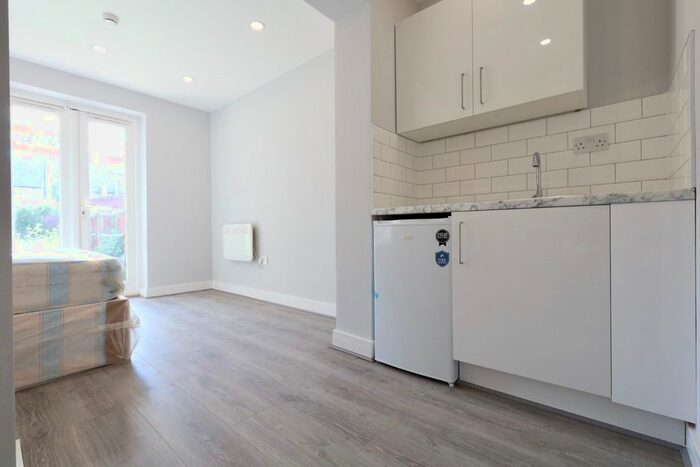Studio To Rent In Floriston, Hillingdon, UB10