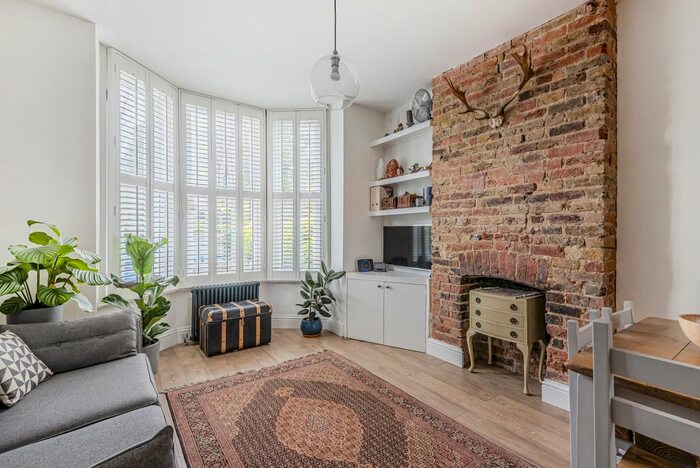 2 Bedroom Flat To Rent In Underhill Road, London, SE22