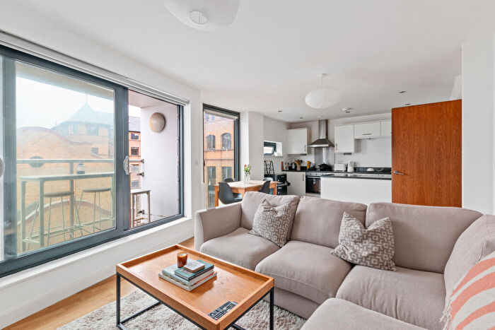 2 Bedroom Flat To Rent In Tyssen Street, Hackney, London, E8