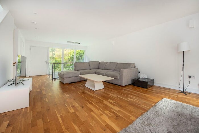 3 Bedroom Flat To Rent In Kings Avenue, London, SW4
