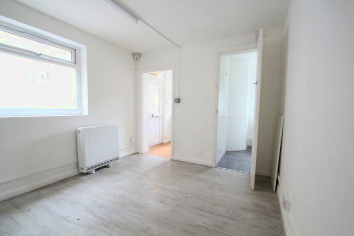 Studio To Rent In High Road, London, N17
