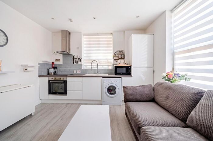 1 Bedroom Flat To Rent In London Road, Newbury, RG14