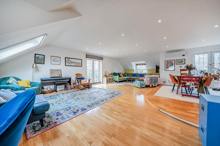 3 Bedroom Apartment For Sale In Old Canal Mews, London, SE15