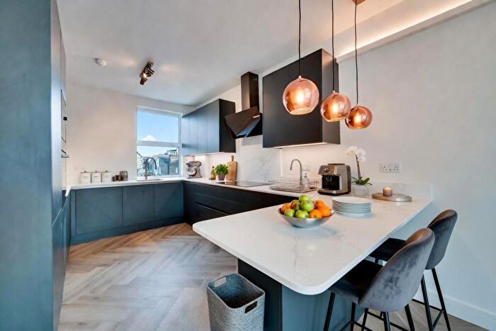 3 Bedroom Maisonette For Sale In Minet Gardens, London, NW10