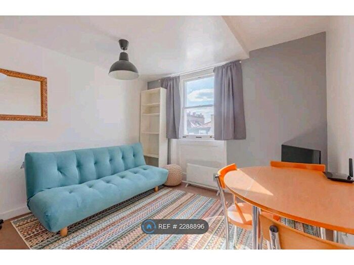 3 Bedroom Flat To Rent In Gloucester Terrace, London, W2
