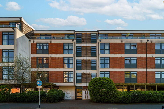 2 Bedroom Apartment For Sale In Victoria Avenue, West Molesey, KT8