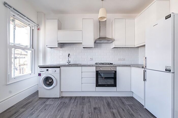 3 Bedroom Flat To Rent In Tremadoc Road, London, SW4