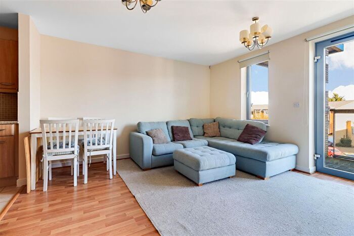 2 Bedroom Flat For Sale In Rustat Avenue, Cambridge, CB1