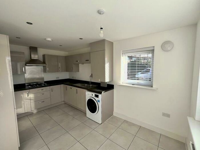 3 Bedroom Semi-Detached House To Rent In Danesdale Drive :: Miles Platting, M4