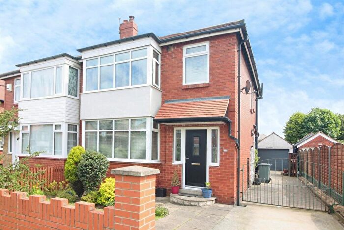 3 Bedroom Semi-Detached House For Sale In North Lingwell Road, Leeds, LS10