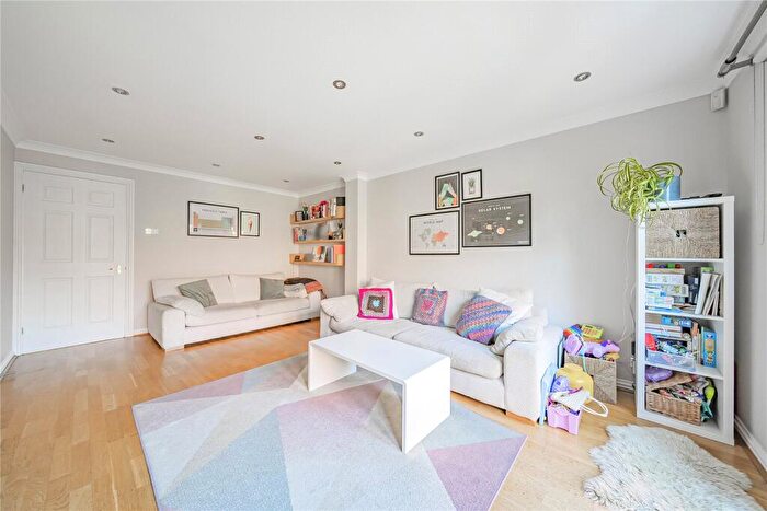 3 Bedroom End Of Terrace House For Sale In Colenso Drive, Mill Hill, London, NW7