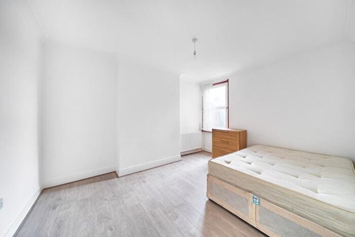 2 Bedroom Apartment To Rent In Broadway Parade London, N8