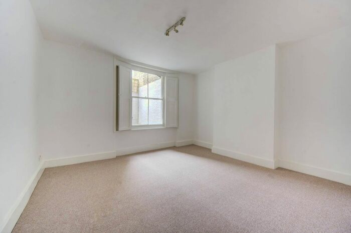 2 Bedroom Flat To Rent In Barclay Road, Fulham Broadway, London, SW6