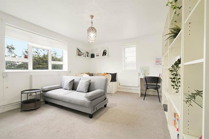 1 Bedroom Flat For Sale In Donnington Road, Willesden, London, NW10