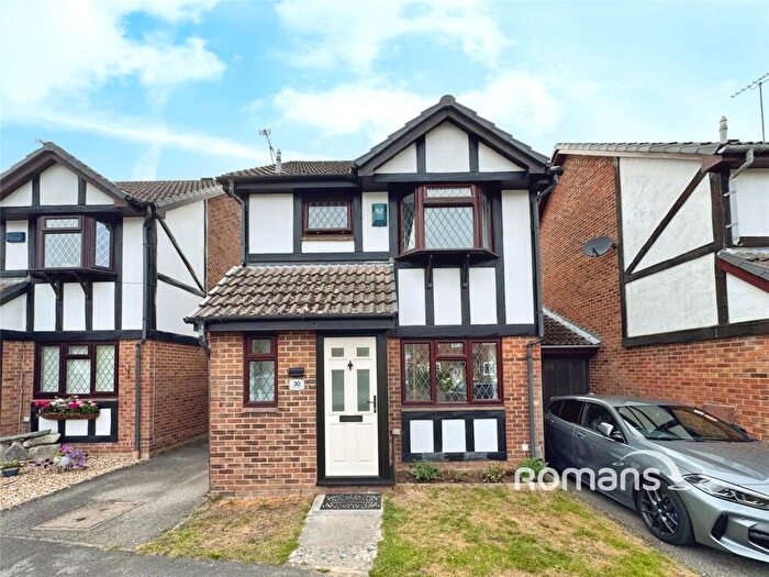3 Bedroom Link Detached House For Sale In Ryves Avenue, Yateley, Hampshire, GU46
