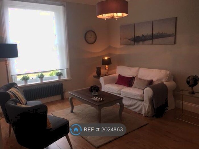 2 Bedroom Flat To Rent In Invermene House, Epsom, KT17