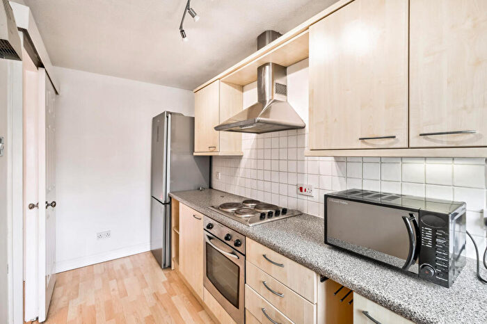 2 Bedroom Apartment To Rent In Falcon Way, Wanstead, E11
