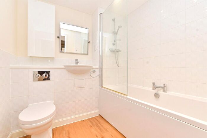 1 Bedroom Flat For Sale In Forelle Way, Carshalton, Surrey, SM5