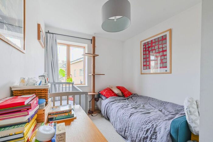 2 Bedroom Flat To Rent In Clock View Crescent, Islington, London, N7