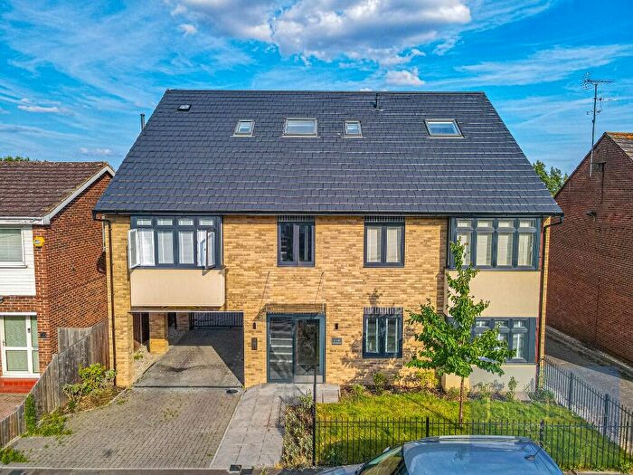 3 Bedroom Apartment For Sale In West Grove, Woodford Green, Essex, IG8