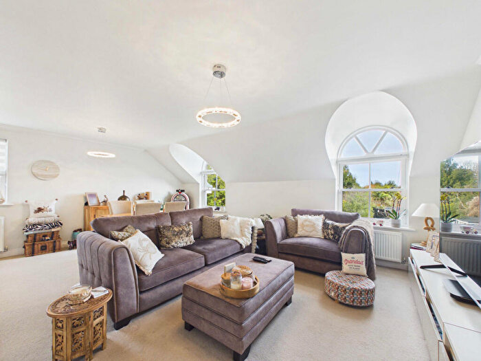 2 Bedroom Apartment For Sale In Thorpe Hall Avenue, Southend-on-sea, SS1