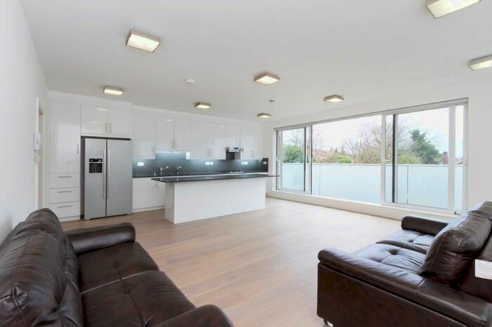 3 Bedroom Flat To Rent In Elm Avenue, London, W5