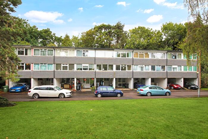 3 Bedroom Town House For Sale In Mill Close, Wokingham, RG41