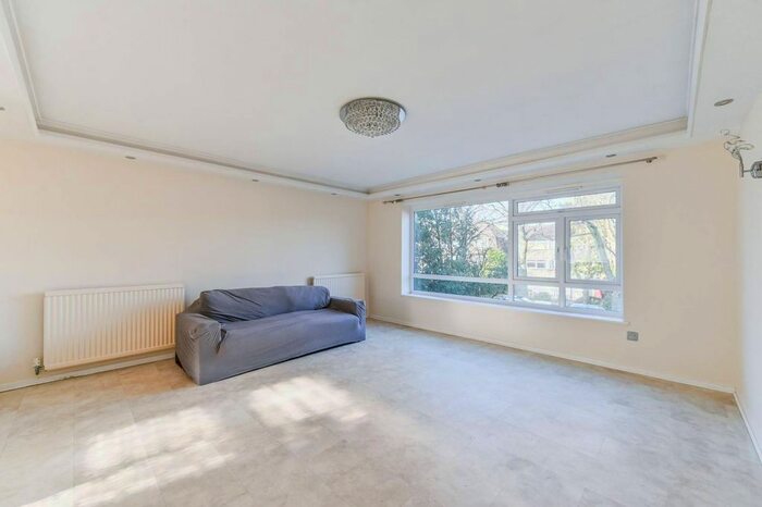 2 Bedroom Flat To Rent In Christchurch Park, Sutton, SM2