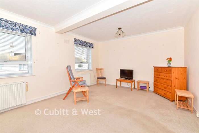 2 Bedroom Flat For Sale In Wessex Avenue, Bognor Regis, West Sussex, PO21