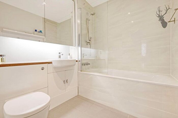 2 Bedroom Apartment To Rent In Trafalgar Gardens, Stepney Green, E1