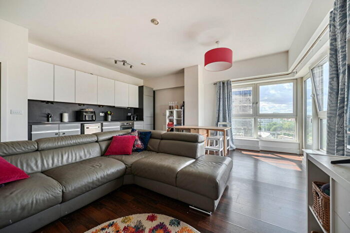 2 Bedroom Flat For Sale In Skyline Plaza, Basingstoke, RG21