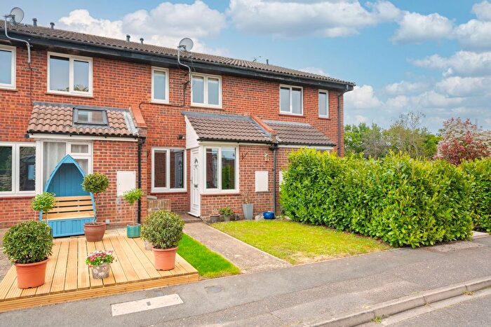 1 Bedroom Terraced House For Sale In Kelly Close, Shepperton, TW17