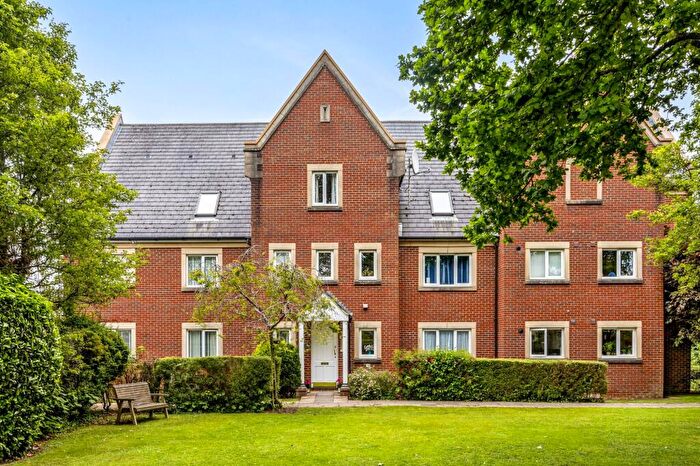2 Bedroom Flat For Sale In Tanbridge Park, Horsham, RH12