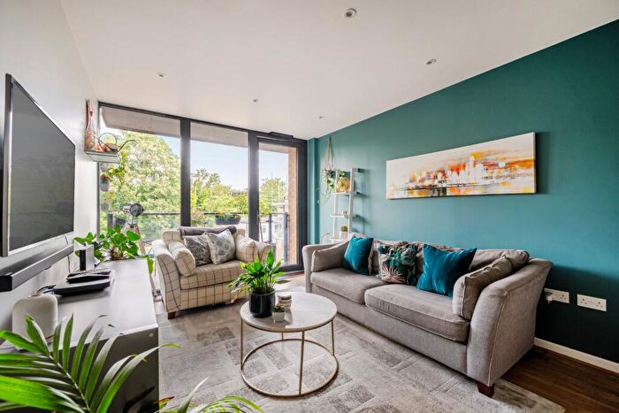 2 Bedroom Flat For Sale In Boundaries Road, London, SW12