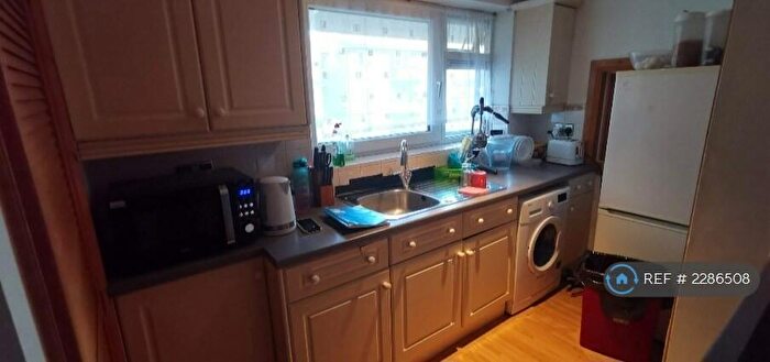 2 Bedroom Flat To Rent In The Mackrells, Redhill, RH1